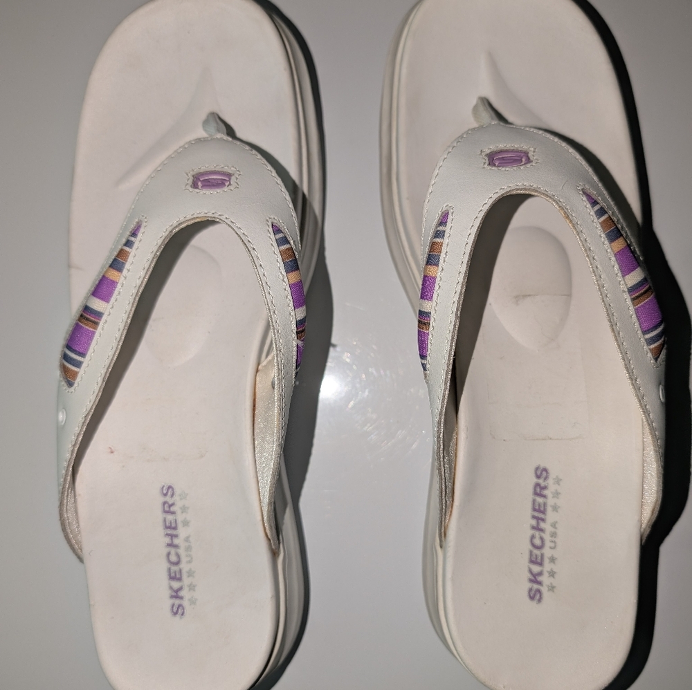 Skechers white/purple platform flip flops
